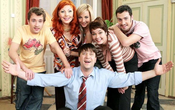 Савинков (справа) с коллегами по сериалу «Счастливы вместе»