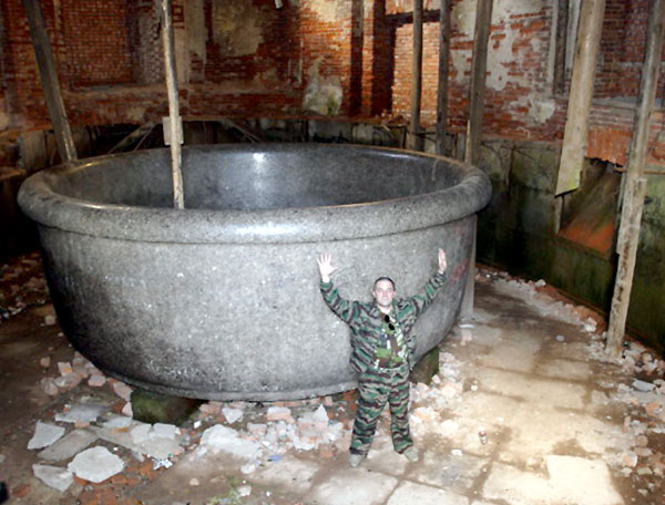 Впервые эта Царь-ванна упоминается в 1818 году. Историки уверяют, что ее специально высекли из гранита для Баболовской бани под Питером. Но как в ней мыться, как менять грязную воду?