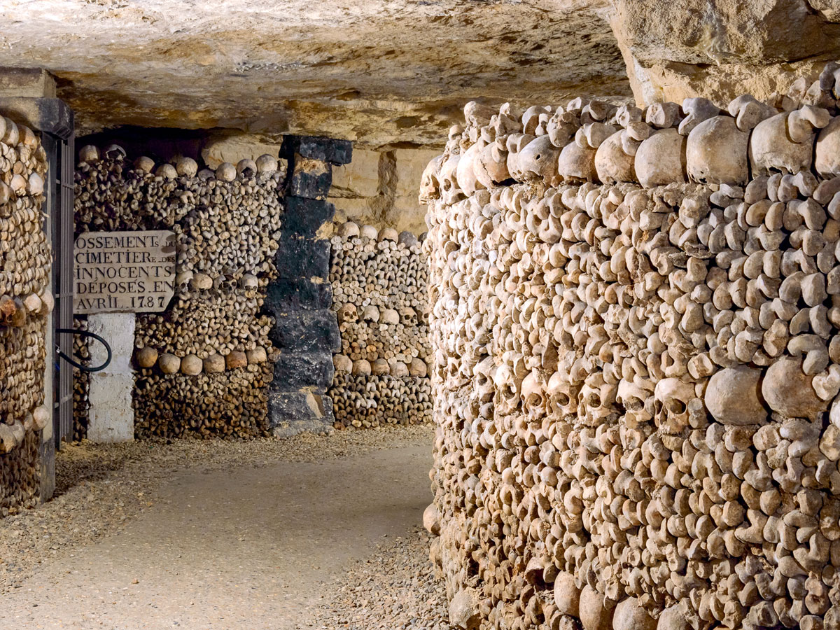 В катакомбах Парижа лежит шесть миллионов черепов людей, якобы погибших от чумы с 1346 по 1352 год. Но тогда в городе жили меньше миллиона человек, а сохранность костей показывает, что им максимум 300 лет