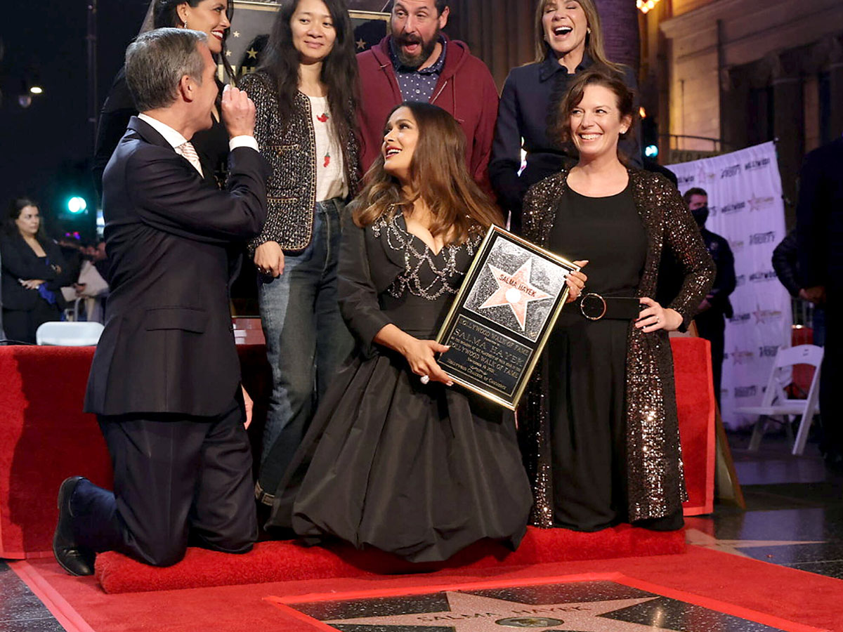 Радость с Сальмой разделили кинозвезда Адам Сэндлер (с бородой), и партнеры по супергеройскому фильму «Вечные» - лидеру российского проката - режиссер Хлоя Чжао и актер Кумэйл Нанджнани