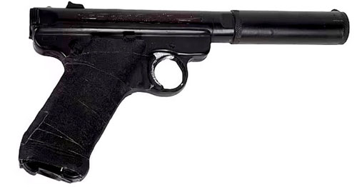 Из пистолета с глушителем герой Сталлоне мочил негодяев в триллере «Наемные убийцы» (1995)