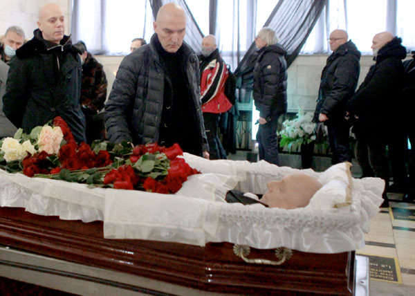 Два Андрея - Кобзон и Державин - у гроба Сапунова