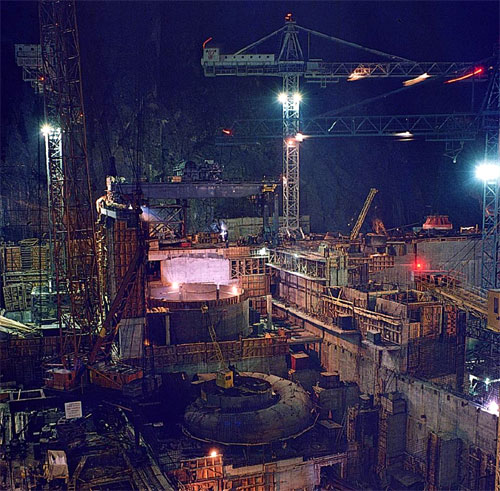 Промышленные объекты, построенные в годы «застоя», и сейчас работают на благо страны (на фото: Саяно-Шушенская ГЭС)