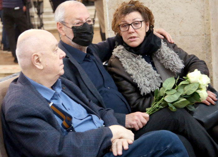 Михаил Мишин (в маске) на панихиде был рядом с онкобольным коллегой Аркадием Ининым и неизвестной нам дамой в очках