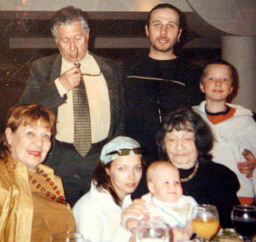 Юрий Евгеньевич в кругу семьи (на фото в темной кофте - его сын Женя)