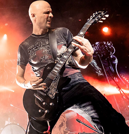 Гитару рефери освоил в зрелом возрасте всего за 1,5 года