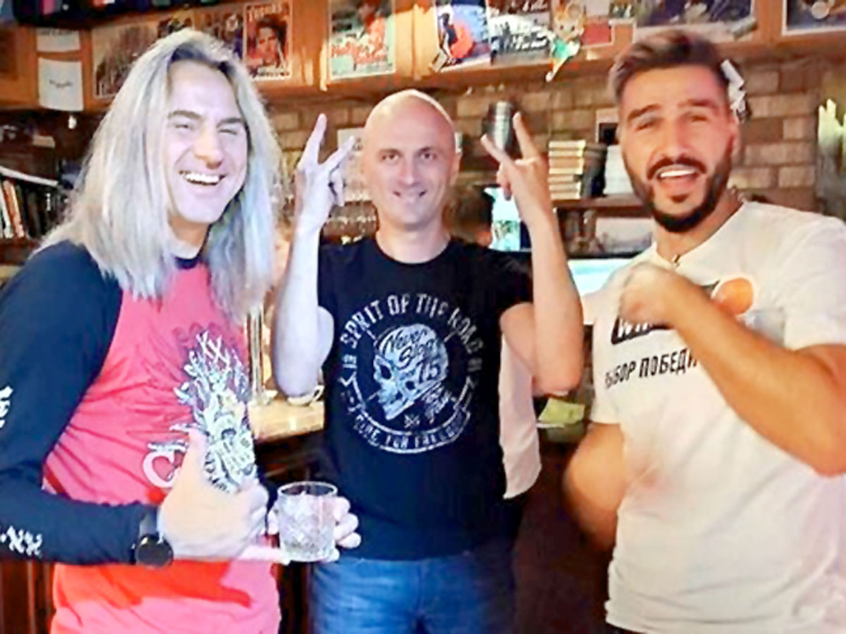 Сергей Карасев показывает рокерскую «козу» не хуже, чем его друзья по группе Catharsis