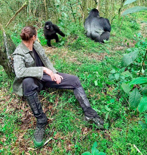Крыховяк несколько часов пробирался по джунглям Национального парка горных горилл «Кибале» в Уганде, чтобы увидеть уникальных приматов