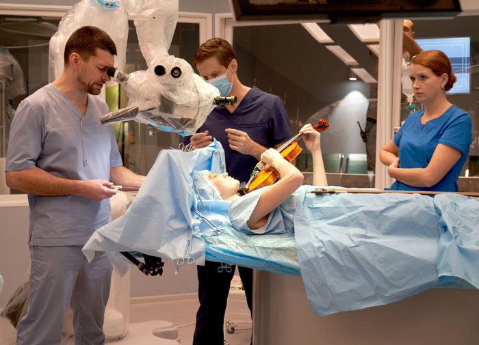 Мареева (справа) с исполнителем главной роли нейрохирурга Даниилом Страховым