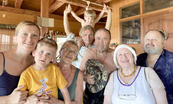 Александра (слева) с мужем, сыновьями Владимиром и Александром Ильиными и их супругами