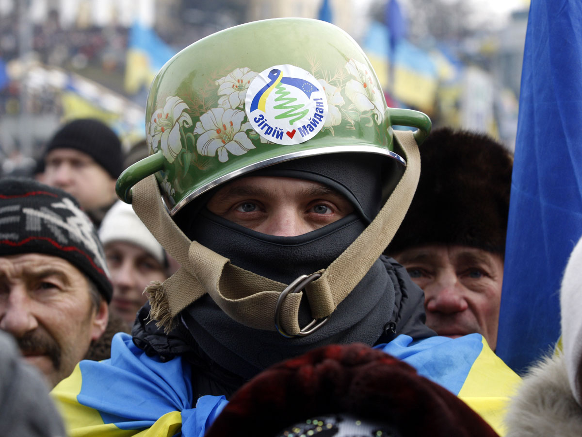 Ядро секты Светланы Пеуновой на Украине составили активисты майдана. Теперь они с такой же яростью выступают против вакцинации и за платное лечение с помощью духовных практик Лады-Русь