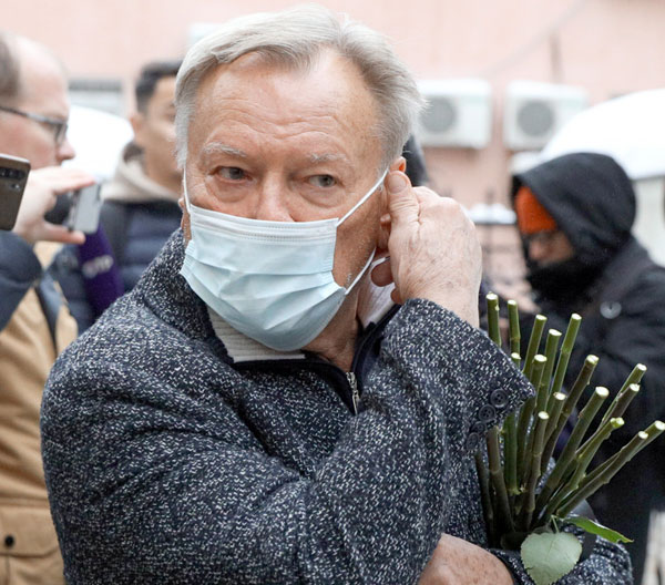 Сергей Шакуров снялся у САСа в трилогии, начатой фильмом «Сто дней после детства», продолженной картиной «Спасатель» и законченной «Наследницей по прямой»