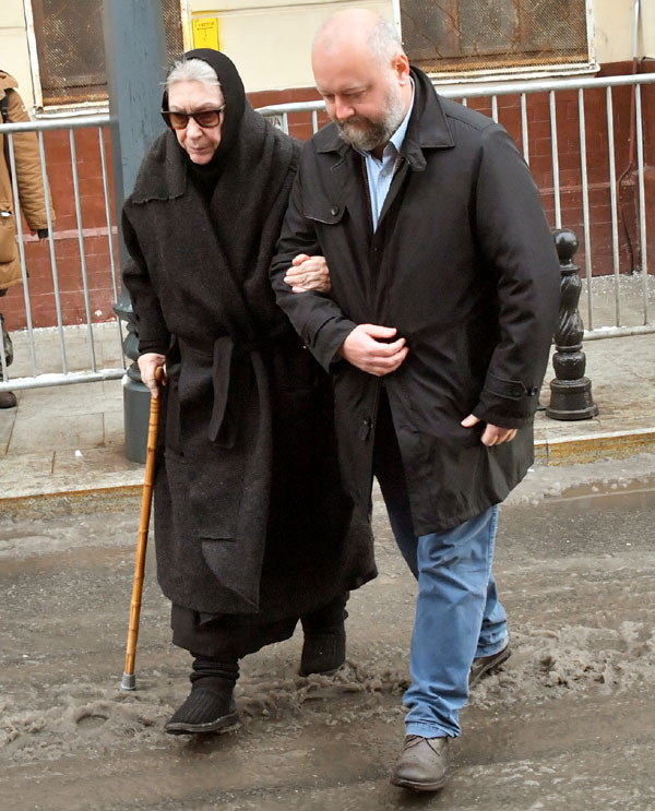 Первая супруга усопшего, звезда «Чародеев» и «Экипажа» Екатерина Васильева приехала из подмосковного монастыря Зосимова Пустынь. Она приняла постриг в уходящем году, спустя 10 дней после своего 76-летия