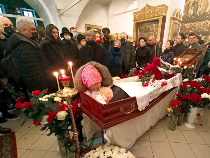 Над гробом склонилась вторая жена Соловьева - киновед Марианна Кушнерова, которая в 1972-м сыграла главную роль Дуняши в его фильме «Станционный смотритель». Их сын Митя умер в 44 года от последствий гриппа и воспаления легких в 2018-м. После этого знаменитый отец сильно сдал