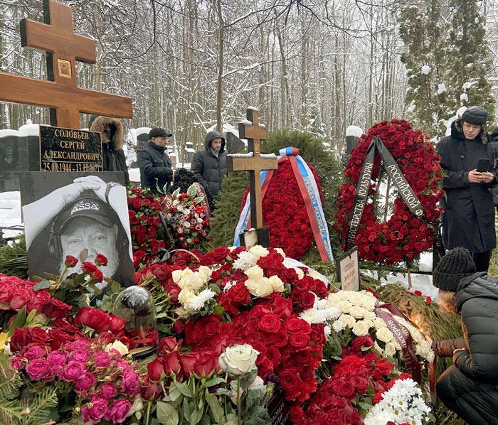 С могилы режиссера долго не решался уйти Сергей Бугаев по прозвищу Африка. Художник, музыкант и актер получил известность после фильма Соловьева «Асса». «Он всегда заботился о том, чтобы зрители понимали какие-то смыслы, бесконечно раздаривал себя ученикам, преподавал очень много», - поделился Сергей