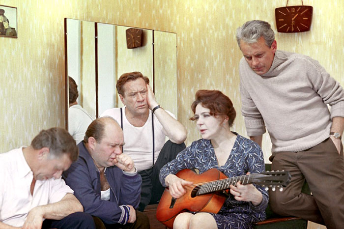 С Анатолием Папановым (скончался в 1987-м), Евгением Леоновым (в 1994-м), Алексеем Глазыриным (в 1971-м) и Всеволодом Сафоновым (в 1992-м) в фильме Андрея Смирнова «Белорусский вокзал»