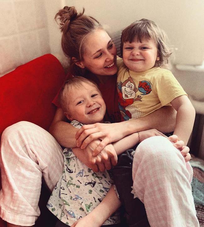 Виктория-Романенко-с-детьми