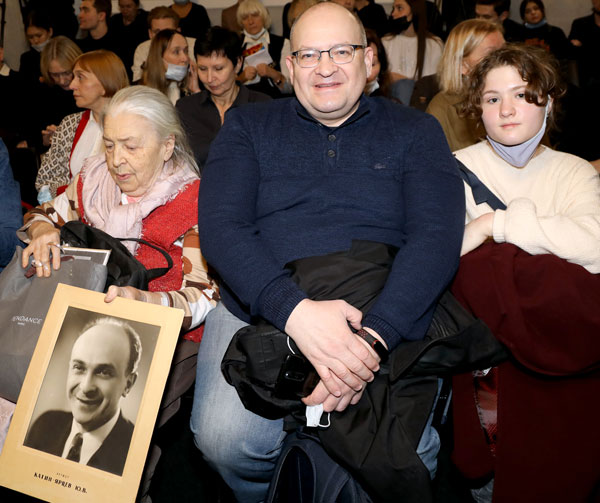 Семья того самого Джузеппе из «Приключений Буратино» и слуги главного героя из фильма «Тот самый Мюнхгаузен»: вдова актера Елена Акимовна, их сын Михаил и внучка