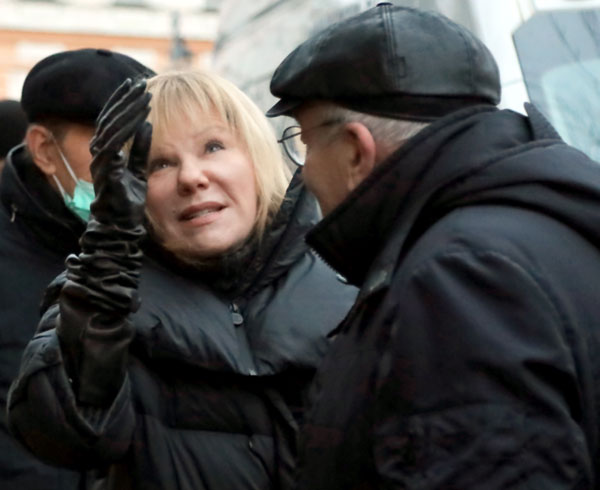 Для Александры Захаровой в театре «Ленком», который теперь носит имя ее отца, настали непростые времена. На роли, которые она играла, директор Марк Варшавер ввел других актрис