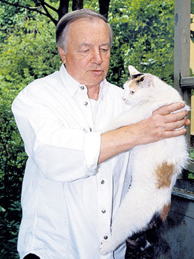 Андрей Андреевич нередко задумывался над тем, кто здесь главный - он или кот