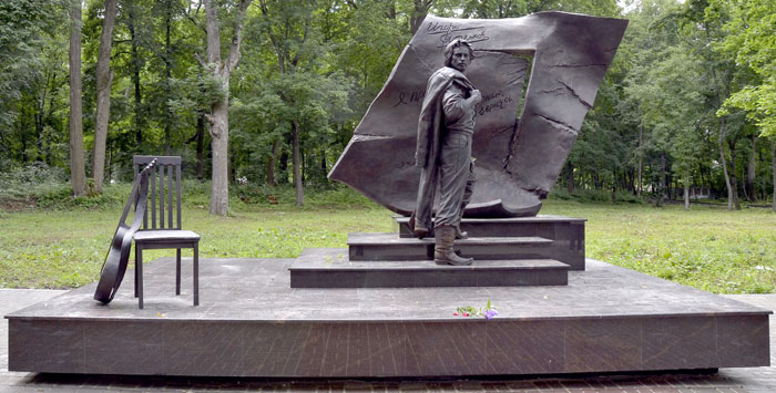 В 2016 году к 60-летию музыканта на его родине в Щекине в Тульской области открыли памятник
