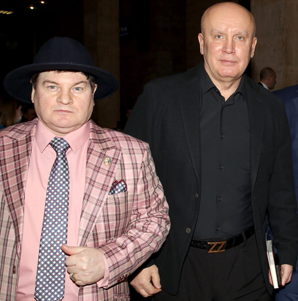 Бывшего мужа Ольги Кабо Николая Разгуляева (справа) сопровождал этот приятный господин