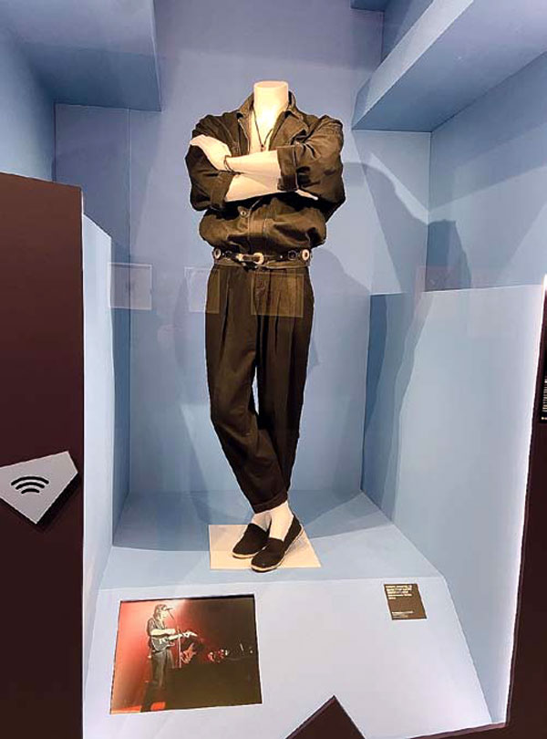 Легендарный черный образ Цоя: куртка Esprit Sport, брюки-бананы, резиновые браслеты, галстук-боло и типсы на уголки воротника