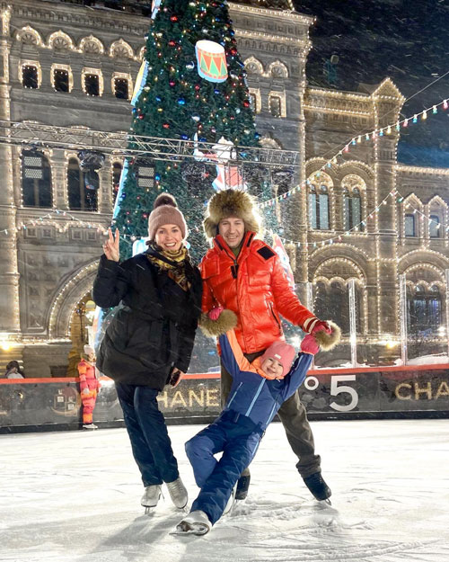 Нашу героиню связывает давняя дружба с семьей Алексея Ягудина. На фото с ним и c его дочкой Мишель на ГУМ-катке