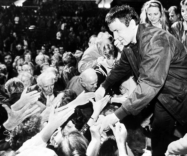 Набив руку в исцелении страждущих в 1980-х, сегодня Кашпировский лечит по ТВ от коронавируса