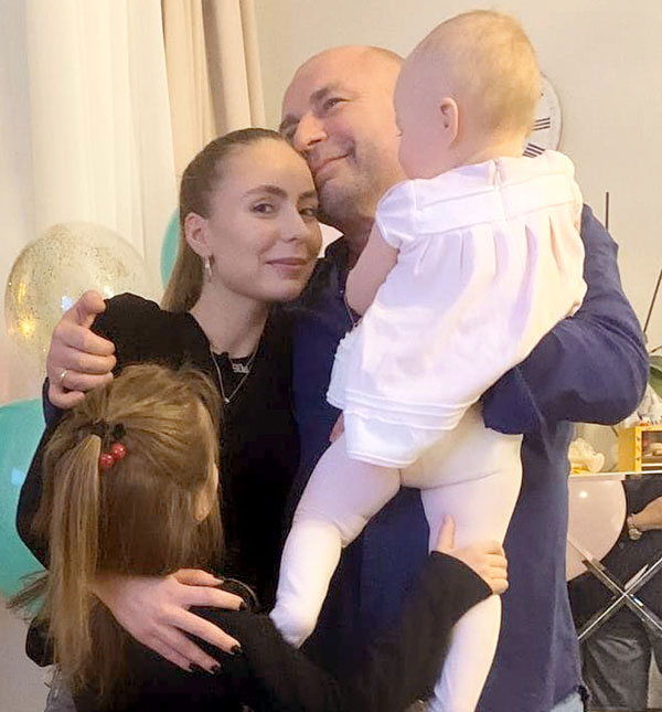 Наш мемуарист с тремя дочками - Александрой (21), Екатериной (9) и Еленой (1 год)