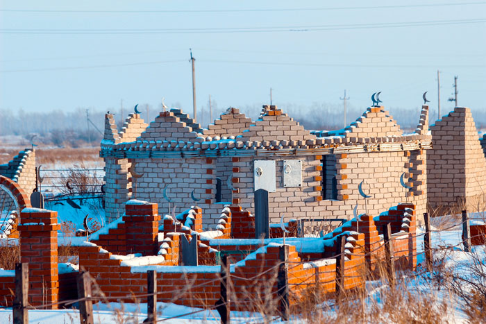 Аул Карасарт в Новосибирской области - одно из поселений казахов на российской территории. Они строго соблюдают национальные традиции, детей в школах учат казахскому. Чужих в этих аулах нет
