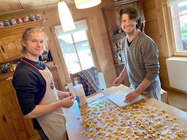 Трогательная семейная сцена: 22-летний Денис и 36-летний Стефан вручную лепят макарошки