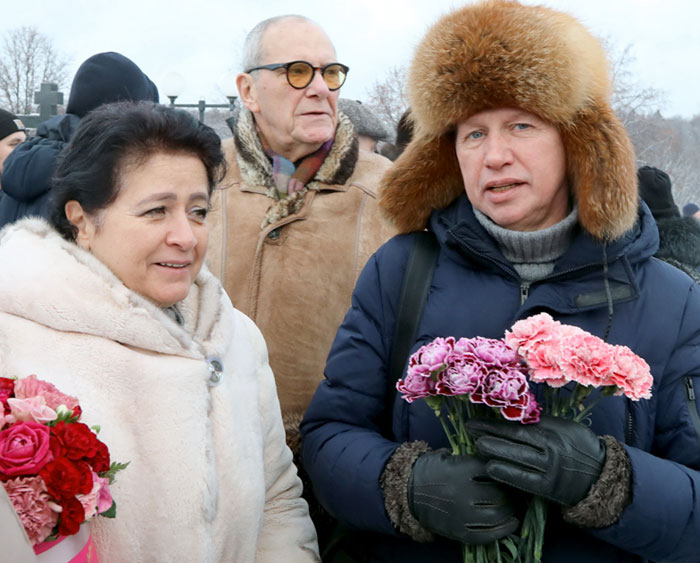 Почтить память худрука «Ералаша» на его могилу пришли актеры Андрей Анкудинов (в шапке) и Эммануил Виторган с женой Ириной