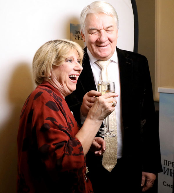 Душа супругов-актеров Наталии Санько и Юрия Шлыкова требовала шампанского. И ананас