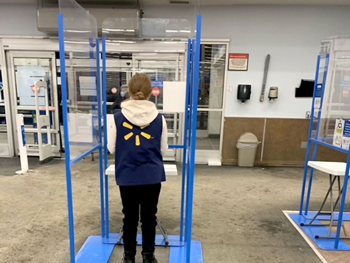 В Канаде людей распихали по кабинкам