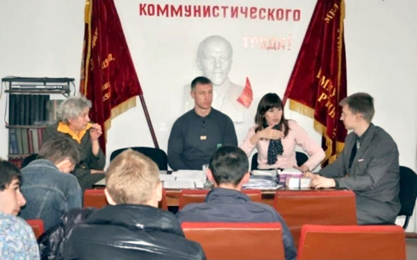Кузнецов (в центре) на мероприятии Коммунистической партии Украины