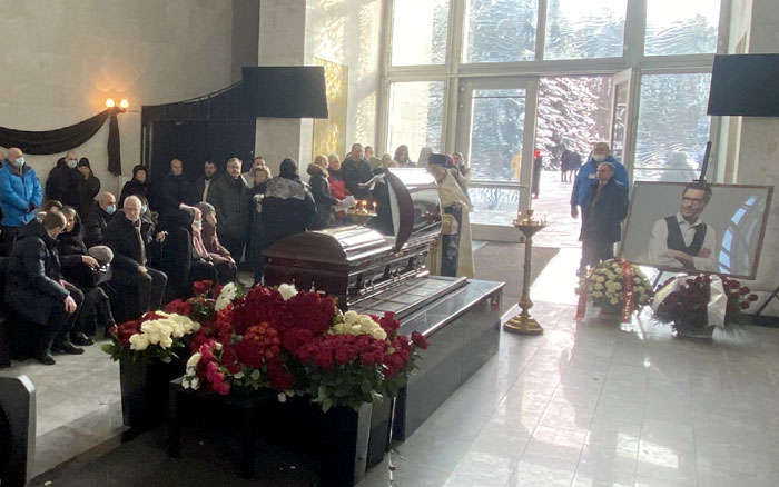 Хоронили Зеленского в двухдверном гробу орехового цвета, изготовленном из массива ясеня, а внутри отделанном бархатом и креп-сатином