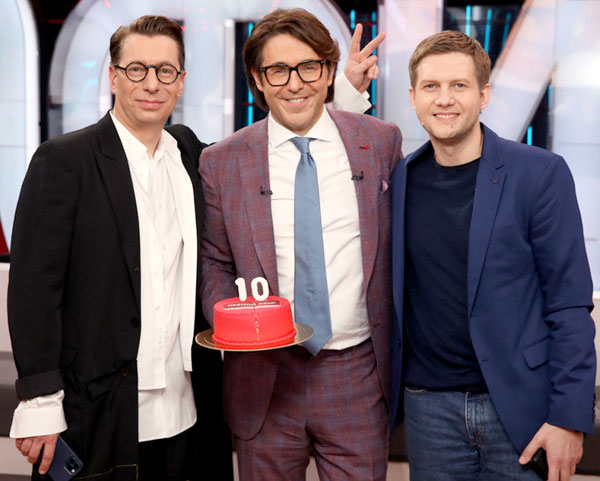 На смену Зеленскому в ток-шоу «Прямой эфир» пришел Борис Корчевников, а затем передал программу Андрею Малахову. В минувшем году все они отметили 10-летие передачи