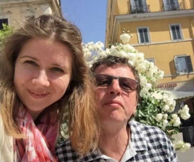 Анастасия Пономарёва - жена Михаила Ширвиндта, часто берёт с собой плотные шторы