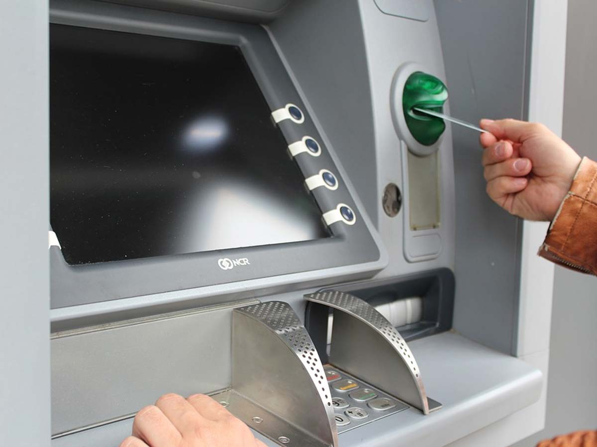 29-летний мужчина стал миллионером из-за ошибки банкомата: как ему это удалось
