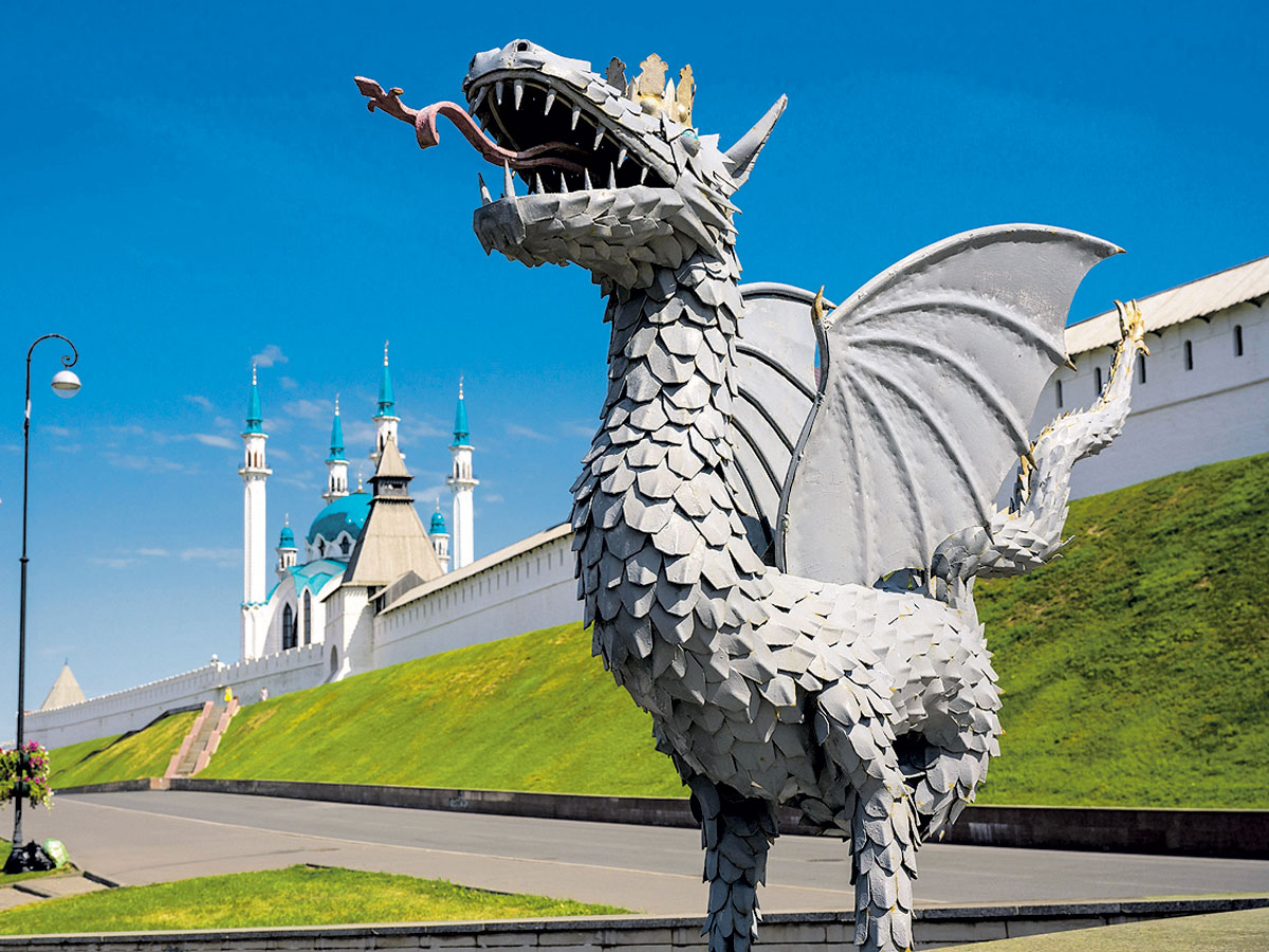 Дракон Зилант на фоне Казанского кремля