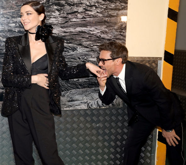 Паша Деревянко удивил Марину Александрову вокалом. Напел куплет из Вертинского: «Где вы теперь? Кто вам целует пальцы? Куда ушел ваш китайчонок Ли?.. Вы, кажется, потом любили португальца, а может быть, с малайцем вы ушли»