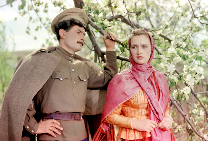 На съемках «Тихого Дона» 42-летний Петр Глебов пытался ухаживать за Зинаидой, но показался ей слишком взрослым дядькой