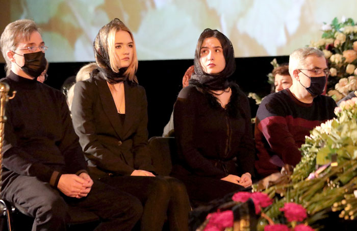 Сыновья усопшей Тимур и Максим со своими красавицами-дочками