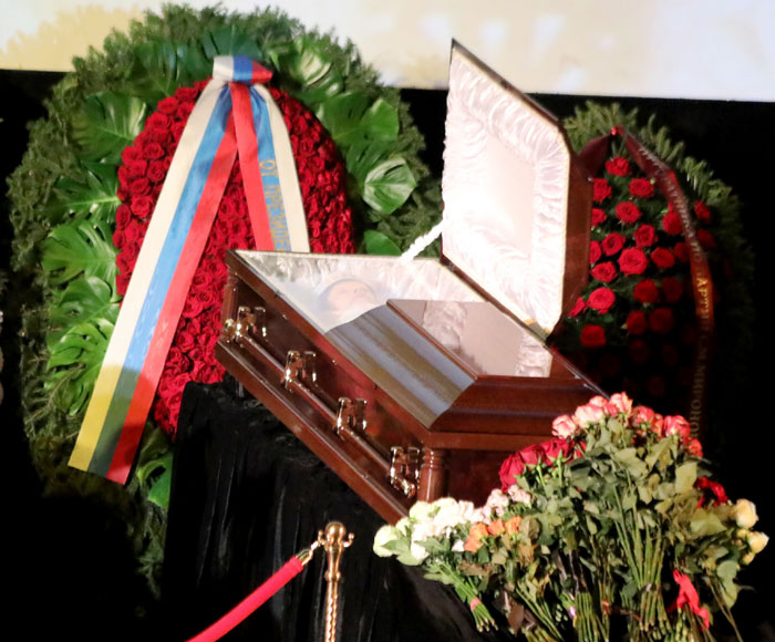 Хоронили народную артиску в роскошном двустворчатом ореховом гробу. В нем она лежала под герметичным стеклом: в начале февраля Кириенко, у которой диагностировали рак поджелудочной железы, попала в больницу с коронавирусной инфекцией