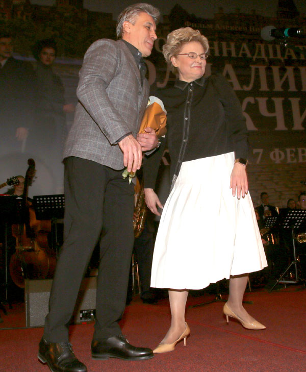 - Алексей является продюсером программы «Здоровье» 25 лет, а программы «Жить здорово!» - 12 лет. Ему можно позвонить днем и ночью, - поведала Малышева и призналась, что, когда ее жизнь зашла в тупик, Пиманов предложил ей вести очередной телепроект