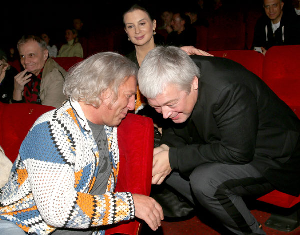 Александр Олейников, чтобы поддержать разговор с тезкой Стриженовым о новом сериале, который еще не смотрел, просто сказал: «Первый сезон был лучше». Екатерина Стриженова (на заднем плане) одобрительно закивала