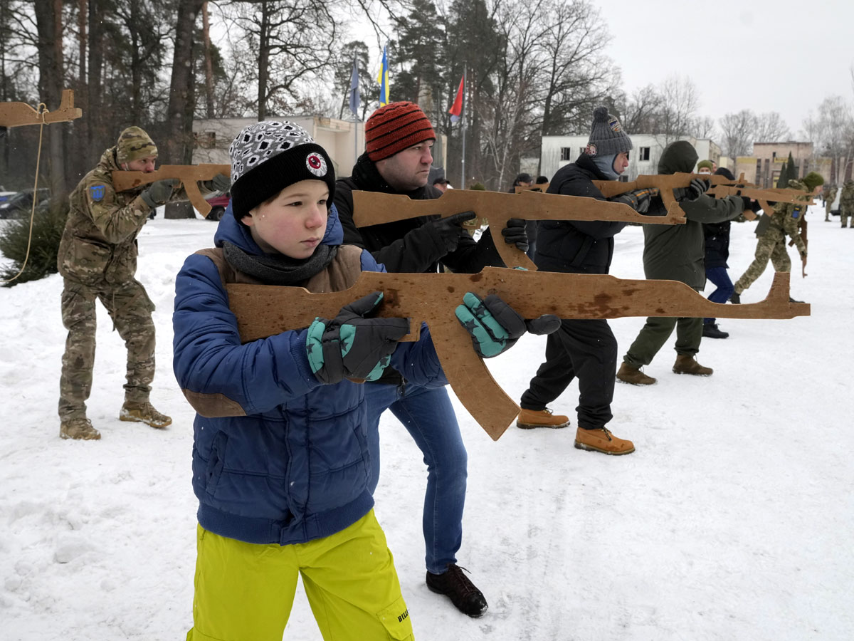 На Украине готовы всех поставить под ружье. Хотя бы под деревянное