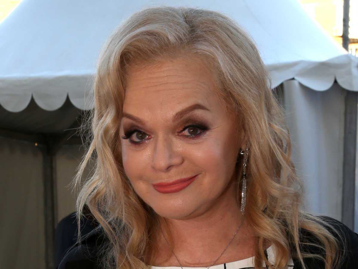 "Вау, Ларусик!": покрасневшая Лариса Долина вывалила грудь