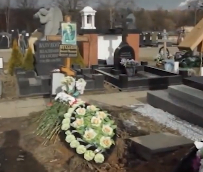 Памятника нет, кругом валяются цветы: почему могила актера Алексея Булдакова в жутком состоянии